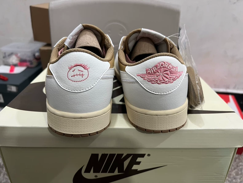 Travis Scott x Jordan Air Jordan 1 Low OG